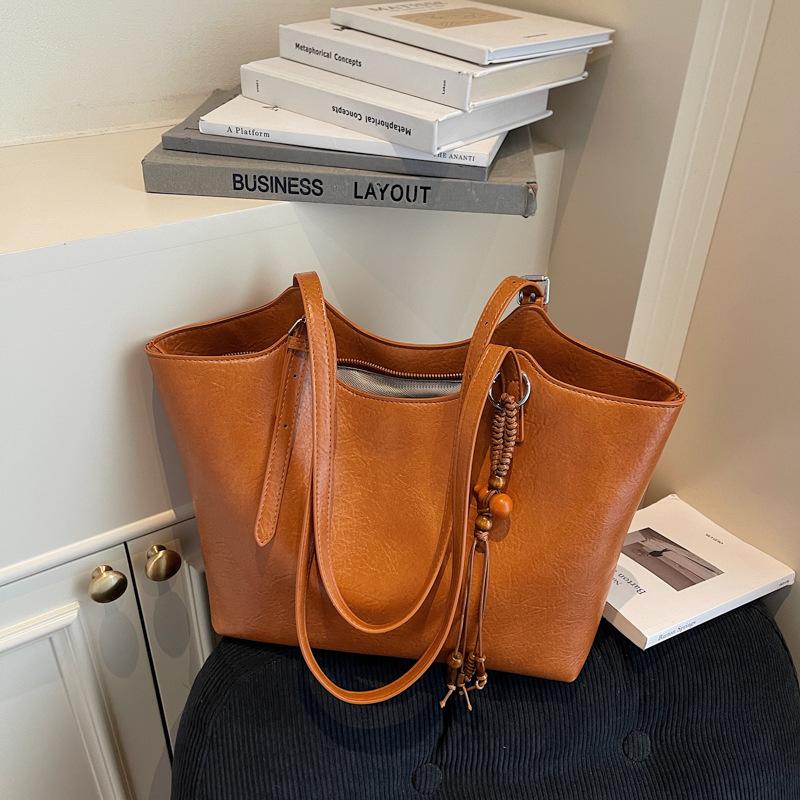 Retro bag women's large capacity 2025 new autumn and winter versatile simple shoulder bag premium texture commuter tote bag