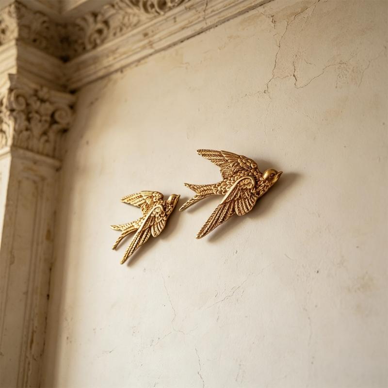 Gold Swallow Wall Decors 3D Resin Flying Bird Hanging Sculpture Floating Ornament for Entryway Living Room Bedroom Styling Housewarmings Gift