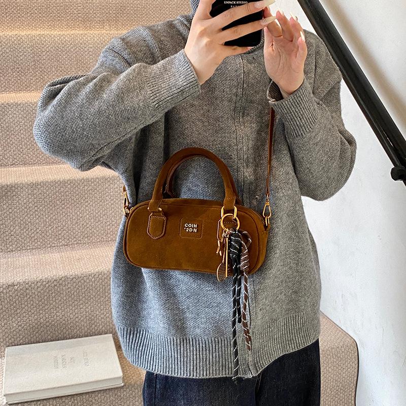 

Retro matte small bag women s 2025 new popular versatile messenger bag super hot portable bowling bag tide 23*7*11.5 коричневый