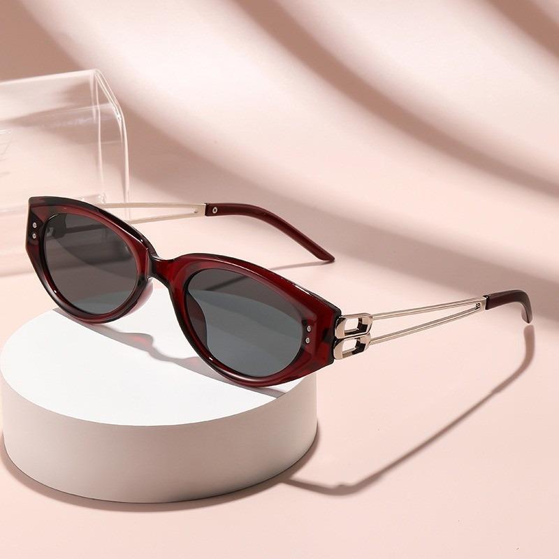 

Retro Style Women s Glasses with Fashionable and Lightweight Frame Suitable for Various Occasions красный
