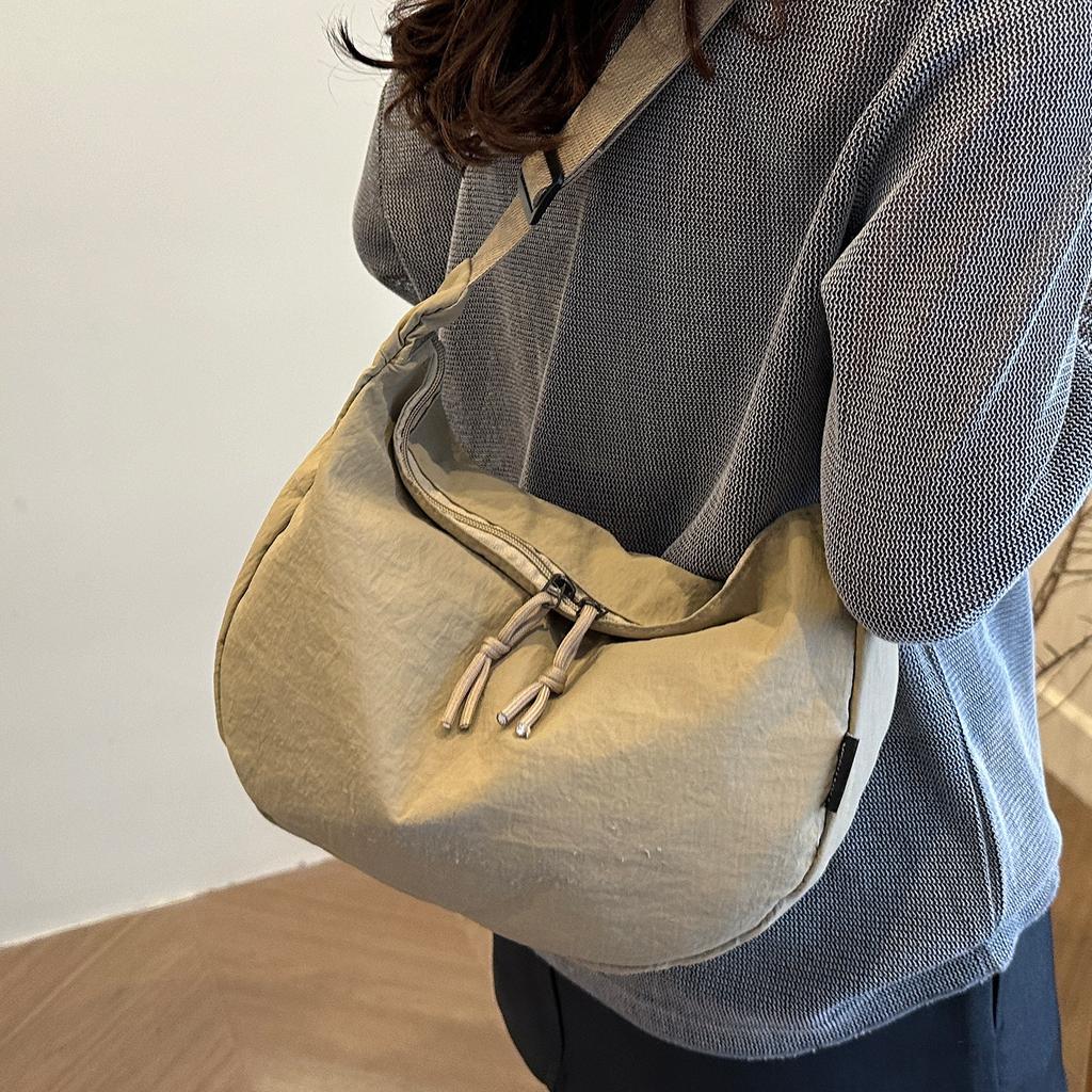 Simple literary dumpling bag women 2025 new niche casual shoulder bag light bag solid color fashion messenger bag