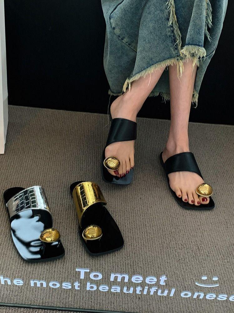 Square head metal buckle toe slippers women's summer wear flat bottom thin personality set toe Roman sandals women's shoes