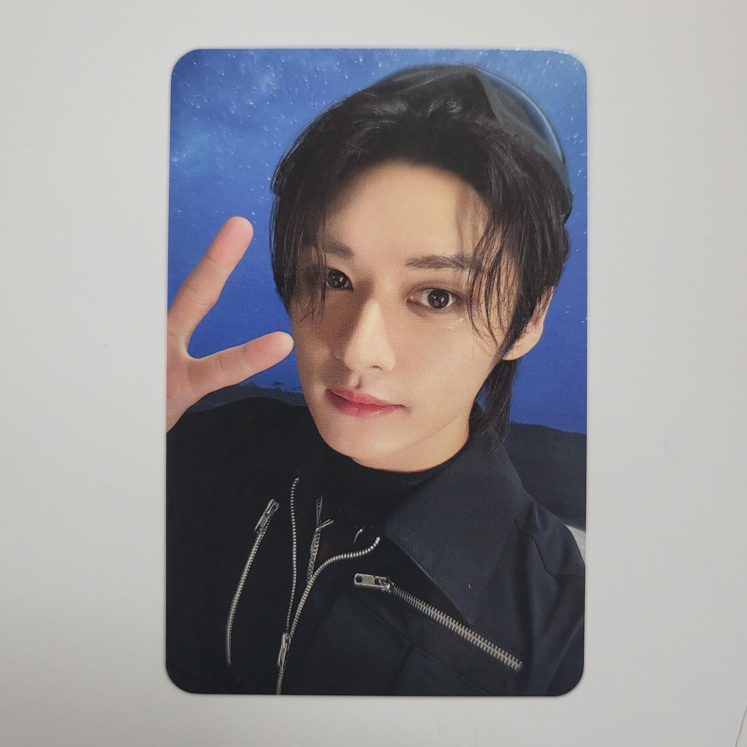 

Фотокарточка с мероприятия Stray Kids PILOT JYP SHOP Lee Know 1