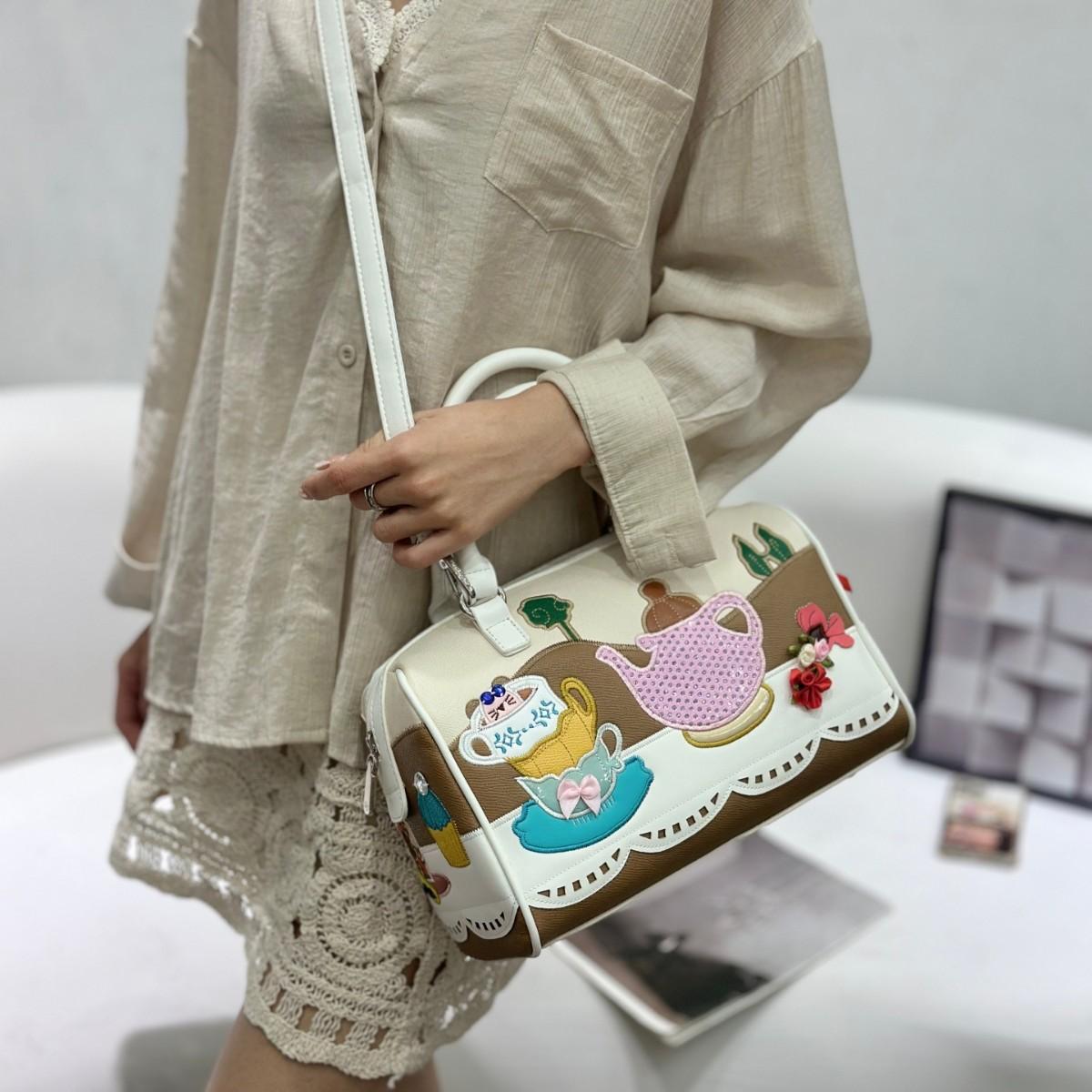 

Bag Female Creative Boston Bag Cartoon Embroidery Splicing Shoulder Handheld Crossbody Bag Pillow Bag 28*16*19CM белый