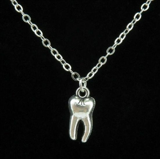 

Vintage Alloy Pendant Necklace: Creative DIY Design