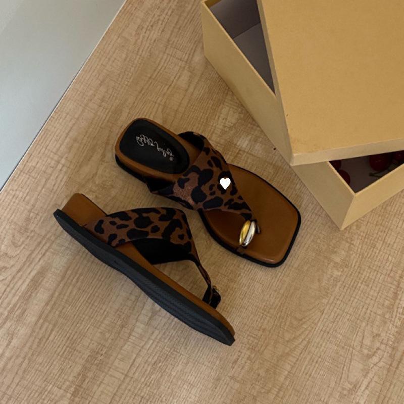 Korean slippers summer 2025 new round head cover toe fashion design sense niche flat sandals women