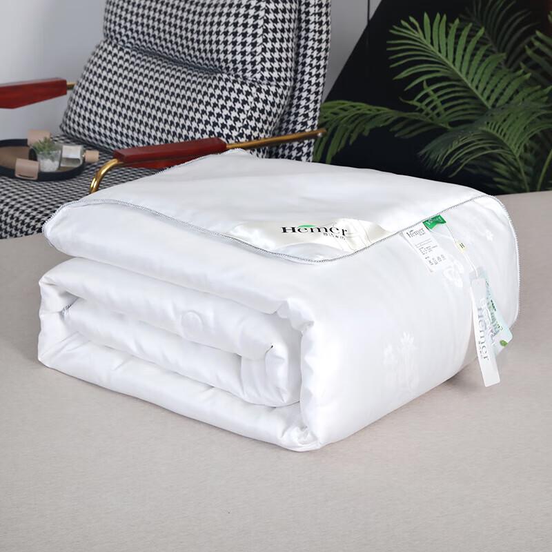 All-Season Jacquard Mulberry Silk Blend Quilt