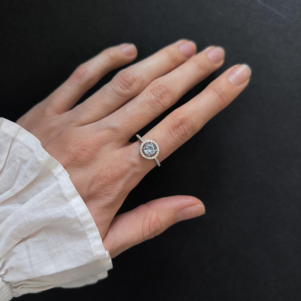 Серебряное кольцо с натуральным топазом 1.424ct, фианитами, вес изделия 2,08 гр (2207092)