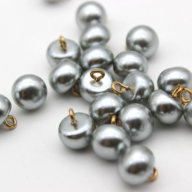 

Кардиган из шерсти с перламутровыми пуговицами и белыми бусинами