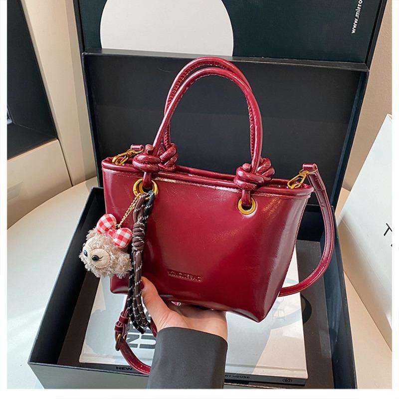 High-end White Small Bag Women's New Spring and Summer Versatile Textured Messenger Bag Super Fire Portable Bucket Bag