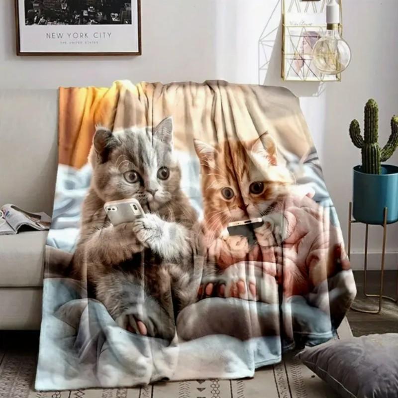 VIKAMA Cartoon Cat Flannel Blanket, Suitable for All Seasons, Soft Cat-patterned Office Nap Blanket and Home Gift Blanket