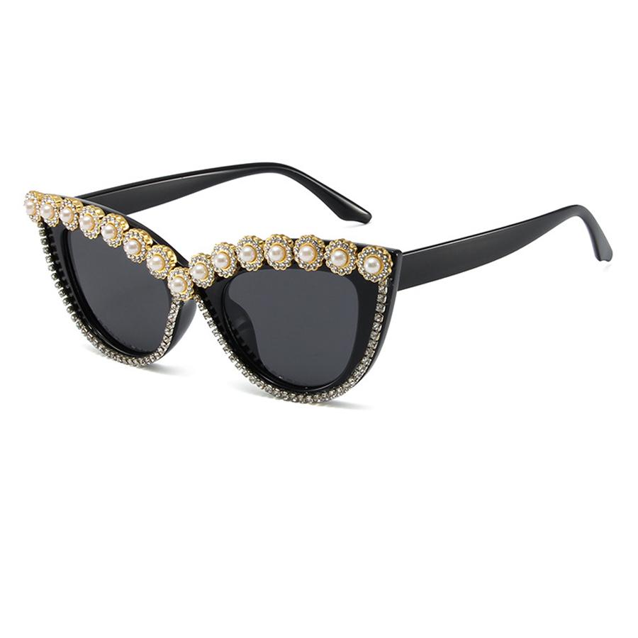 Retro Cat Eye Sunglasses with Rhinestones Latest In Fashion Female Shades Ins Trendy Handmade Brand Design Eyewear