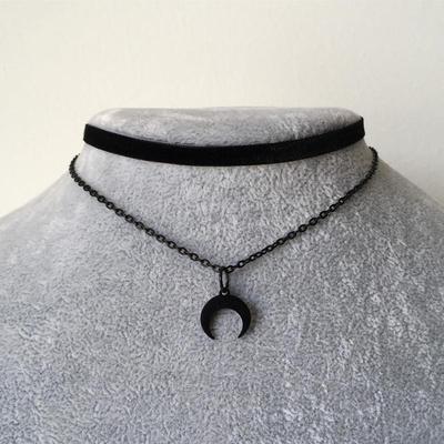 Schwarzer Halbmond Choker Halskette für Damen Gothic Grunge Doppellagig Samt Schmuck Punk Weiblicher Anhänger Geschenk Statement Neu