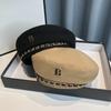 Vintage wełniany beret z łańcuszkiem i ozdobą 'B' dla kobiet