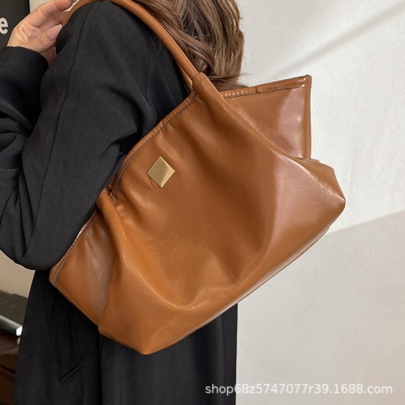 Premium Oil Wax Pitot Bag Women's Niche Vegetable Basket Bag Retro Commuter Handbag Casual Shoulder Armpit Bag