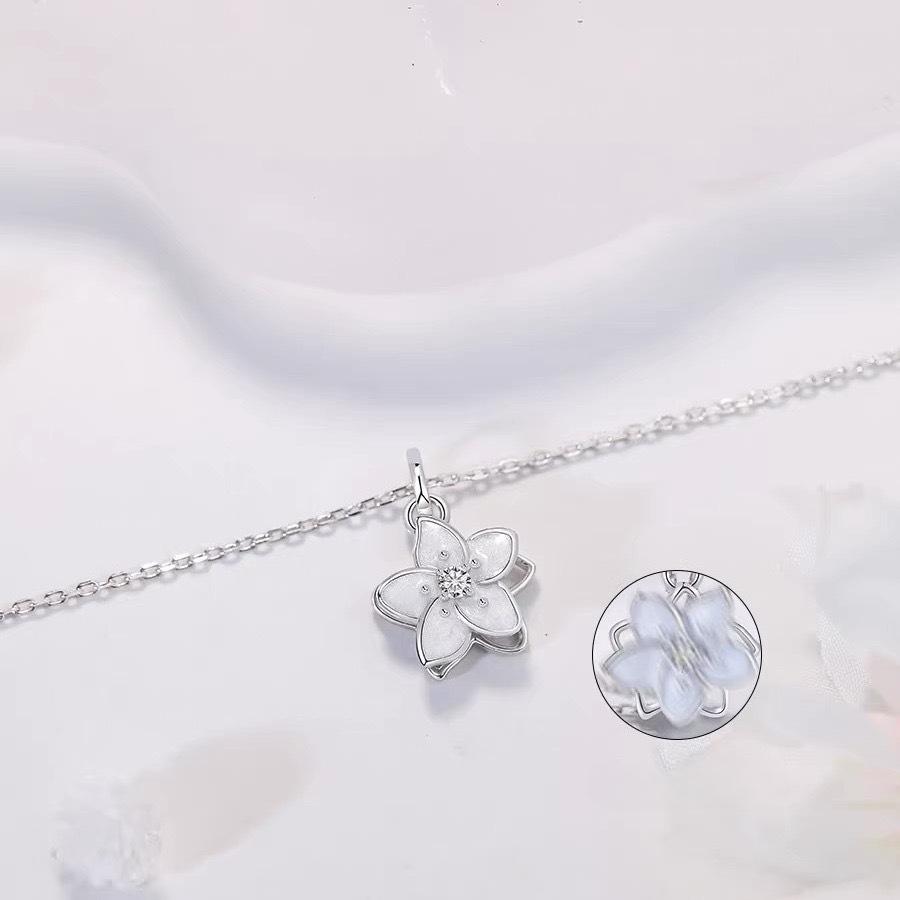 Jasmine Drehender Halskette Weiblich Nischen-Design High-End Drehender Anhänger Schlüsselbein Kette Für Freundin's Geburtstag Geschenk Qualität