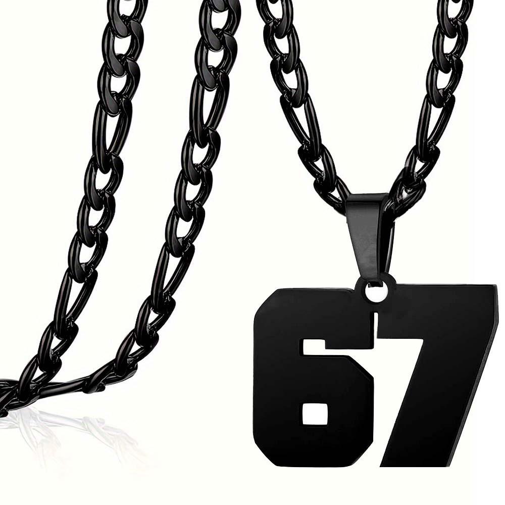 Collar con Colgante de Cruz 67 en Acero Inoxidable y Titanio con Números Árabes - Ideal para Aficionados al Béisbol, Fútbol y Rugby