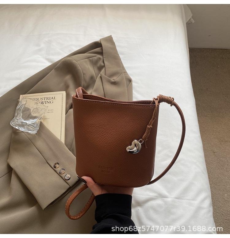 This year, the popular bucket bag, mobile phone bag, new women's bag, retro lychee pattern PU shoulder bag, niche casual messenger bag.