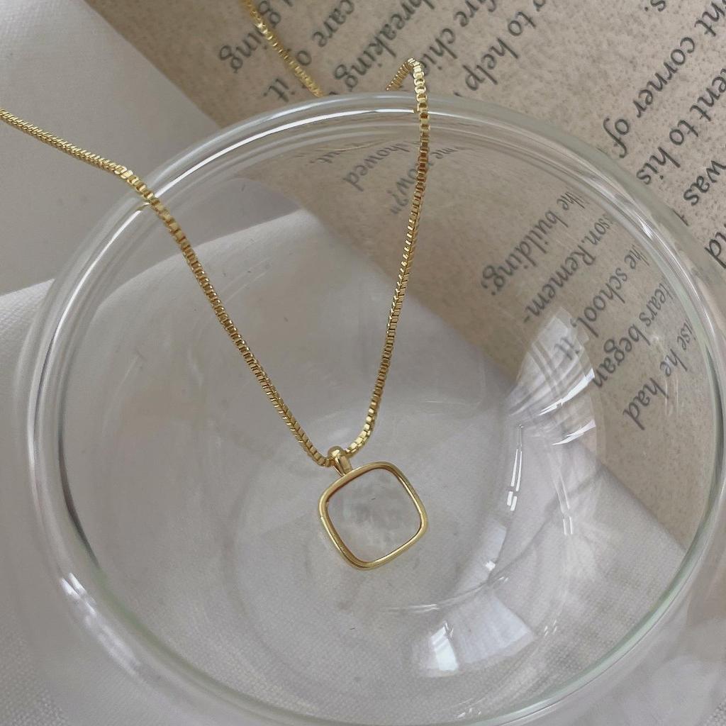 Elegant Women's Square Shell Necklace: Versatile, Simple, and Stylish Clavicle Chain Accessory