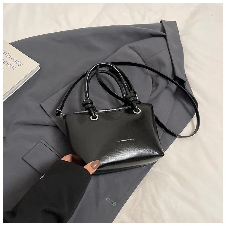 Korean fashionable spring and summer foreign gas oil wax leather portable bucket bag versatile gentle wind temperament advanced sense messenger women