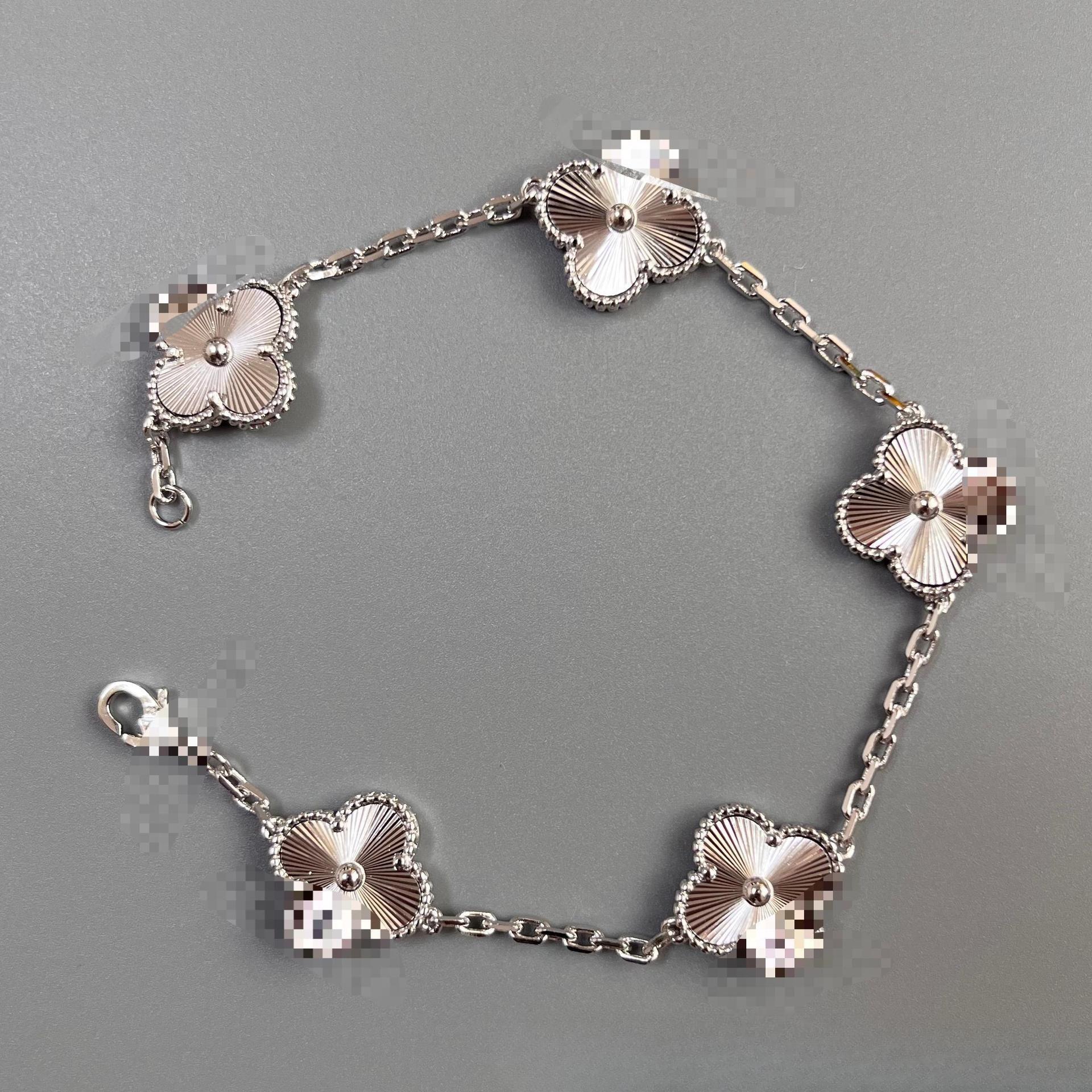 

Женский браслет из 18-каратного золота с двухсторонним перламутром в виде четырехлистного клевера