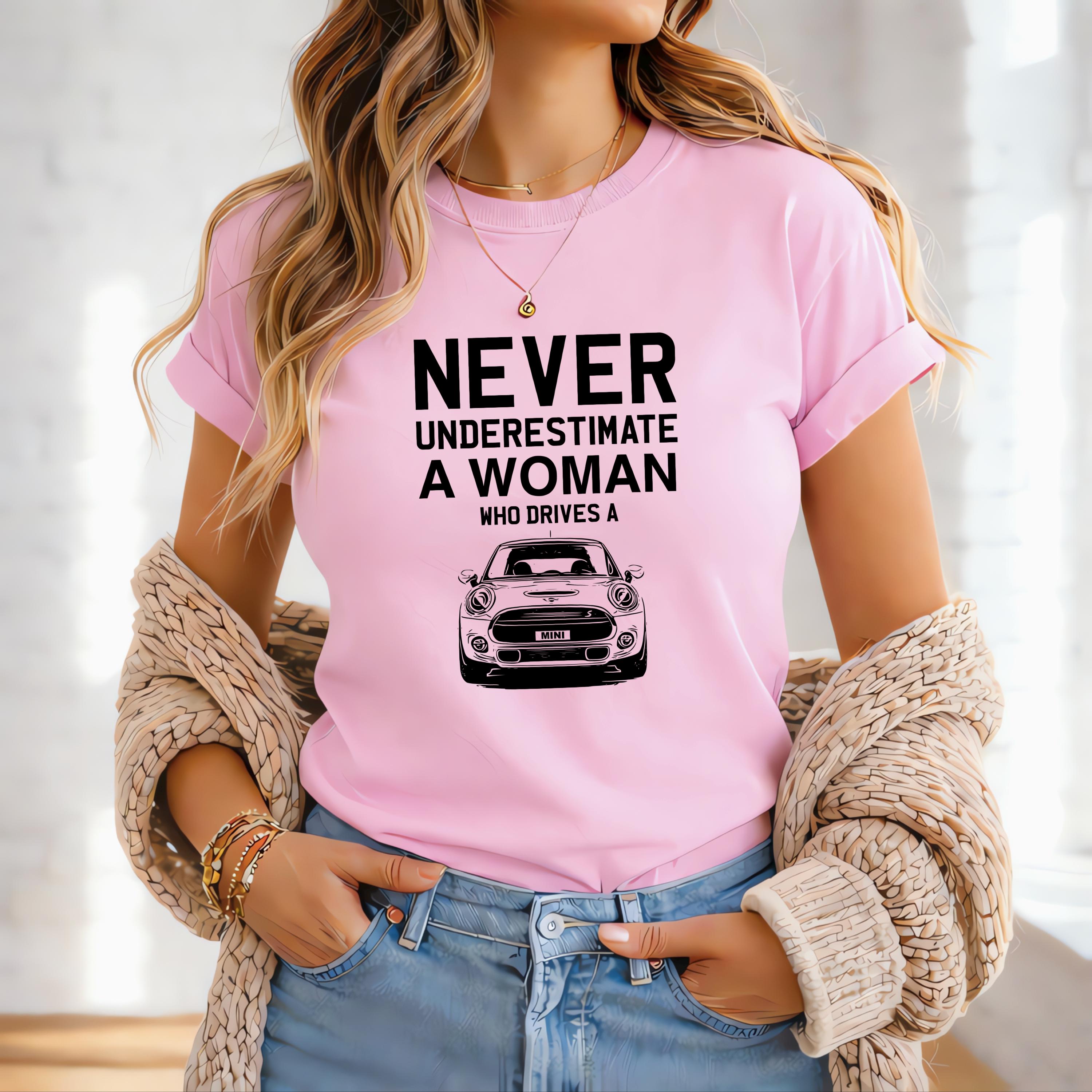 Never Underestimate a Woman Who Drives a Mini Funny Car Women T-Shirts Cotton Tops S розовый
