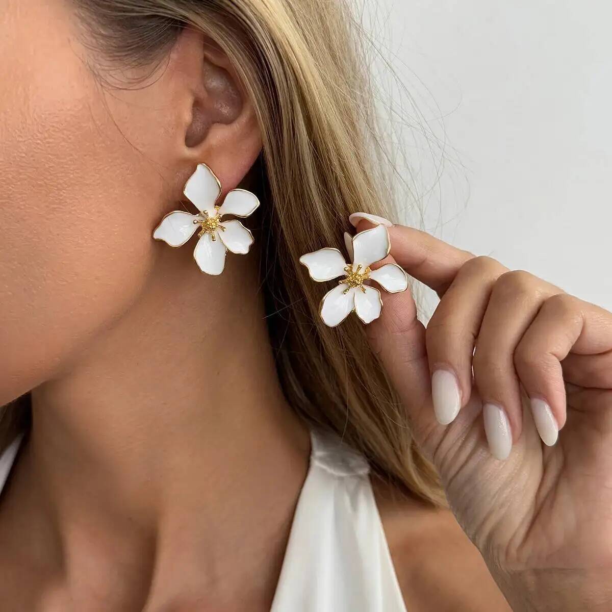 

SHIXIN Trendy Sweet Cute Drip Oil Flower Stud Earrings Women Exquisite Flower Piercing Earring Couple Wedding Party Jewelry Gift