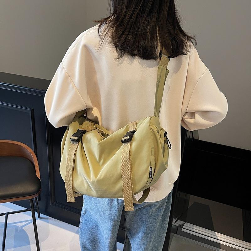 Niche design simple solid color 2025 casual spring fashion lazy style casual female college student messenger tote bag