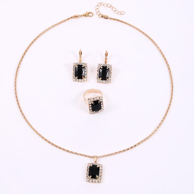 

Комплект из 3-х предметов женской бижутерии высшего качества: Геометрическое ожерелье, серьги и кольца с бриллиантами