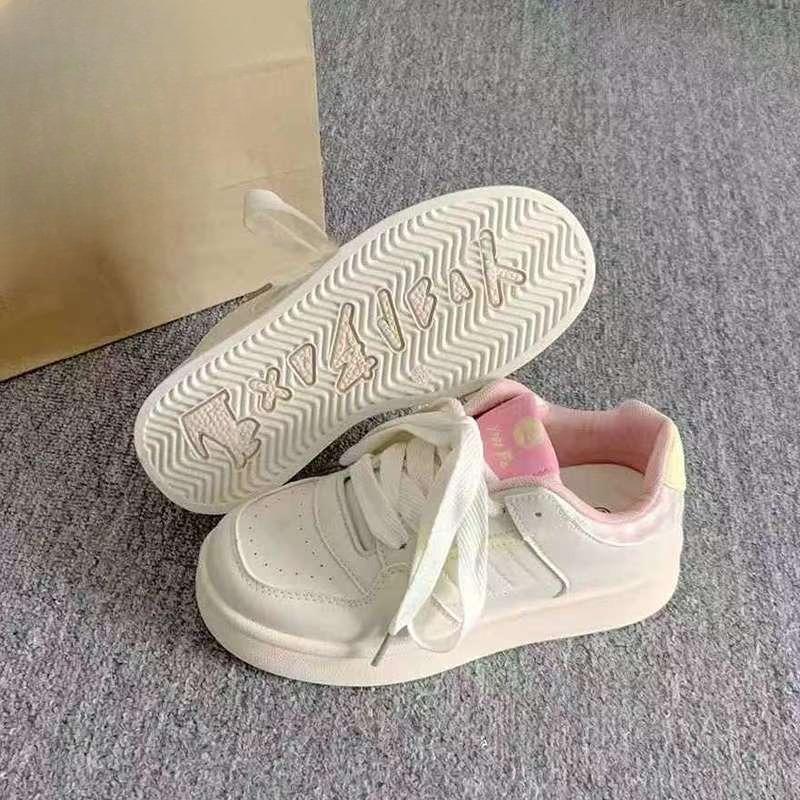 New Style Casual Board Shoes for Women, Featuring Unique Design and Versatile Style, with Thick Soles.