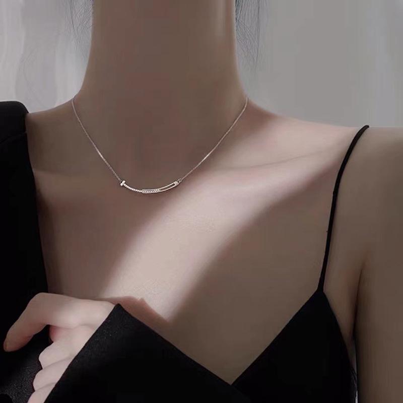 Smiley-Gesicht Halskette für Damen - Leichter Luxus, Kreativ, Vielseitig, Trendige Schlüsselbein-Kette, Neuer Stil