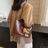 Retro large-capacity bag women's 2025 autumn and winter new shoulder bag fashionable and versatile commuter tote bag