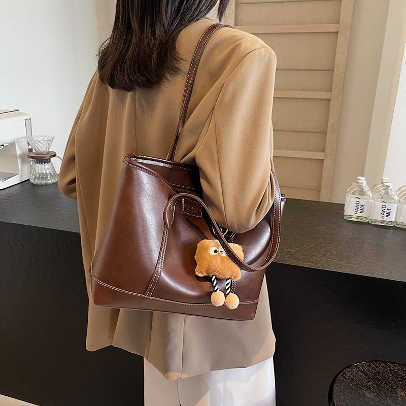 Retro large-capacity bag women's 2025 autumn and winter new shoulder bag fashionable and versatile commuter tote bag