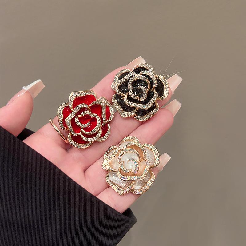 New Niche Retro High-grade Camellia Brooch Exquisite Light Luxury Rose Pin Elegant Suit Fixed Accessories