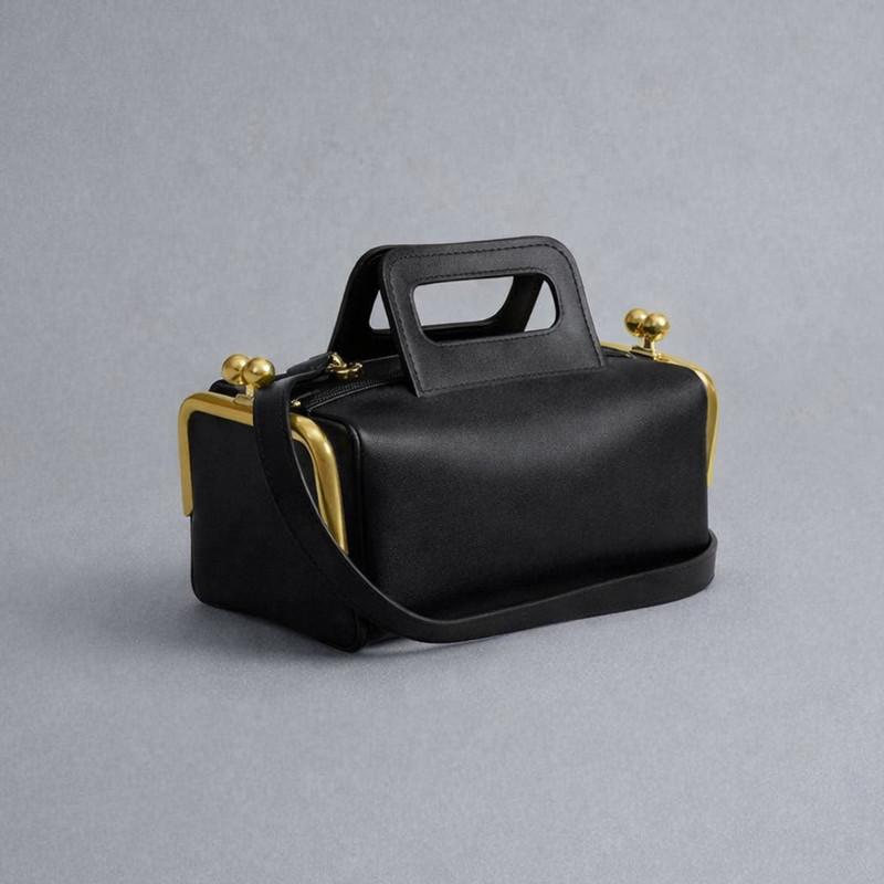 

2026 New Fashion Designer Women s Two Clip Pillow Handbags Luxury High End Party Versatile Shoulder Bag Elegant TrendyTote Bag чёрный