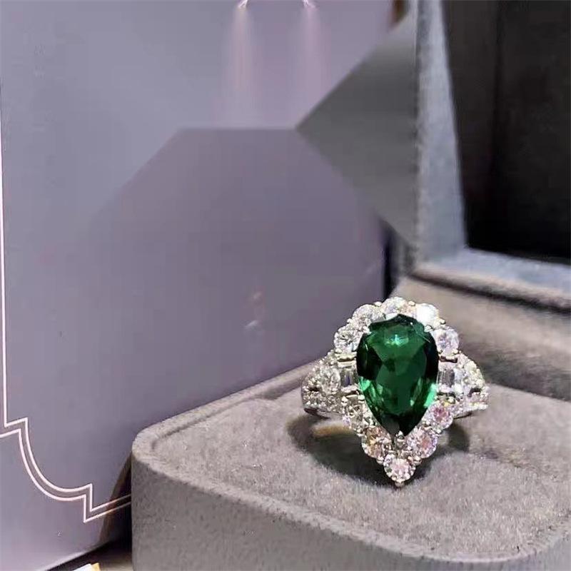Elegant French Retro Emerald Gemstone Adjustable Ring for Women - Luxurious Versatile Gift Adjustable Open
