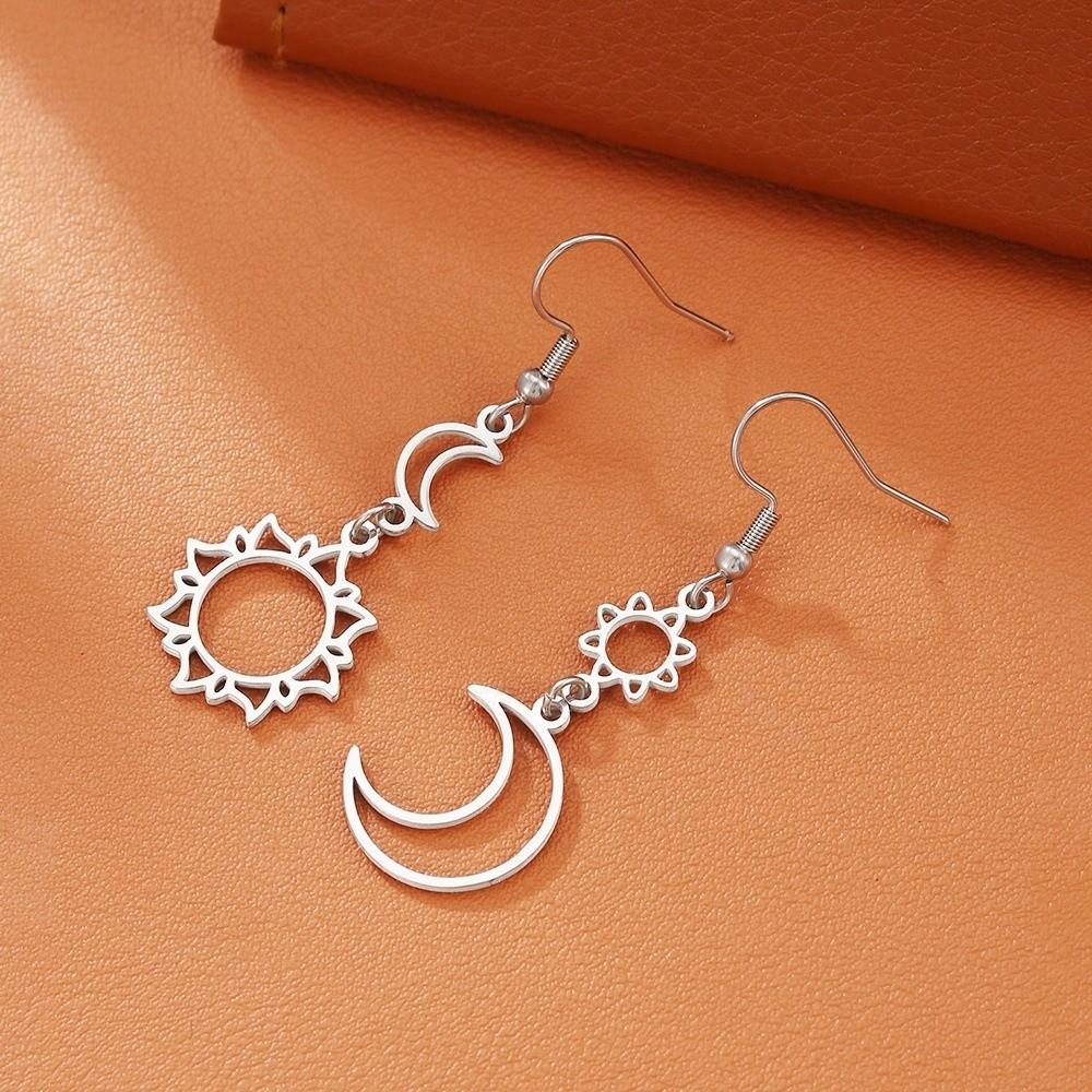 1 Pair Fashion Retro Hollow Earrings Bohemian Style Alloy Sun Moon Earrings Ethnic Asymmetric Design Drop Earrings for Women