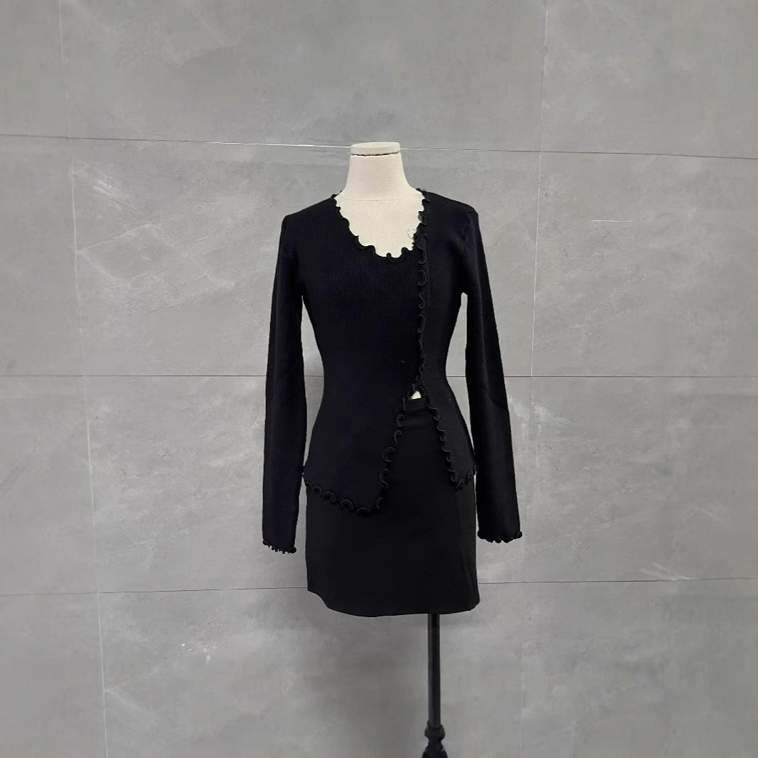 

Черный вязаный топ с оборками и низким вырезом - Женский стиль облегающего кроя для начала осени S (Recommended for approximately 95 jin)