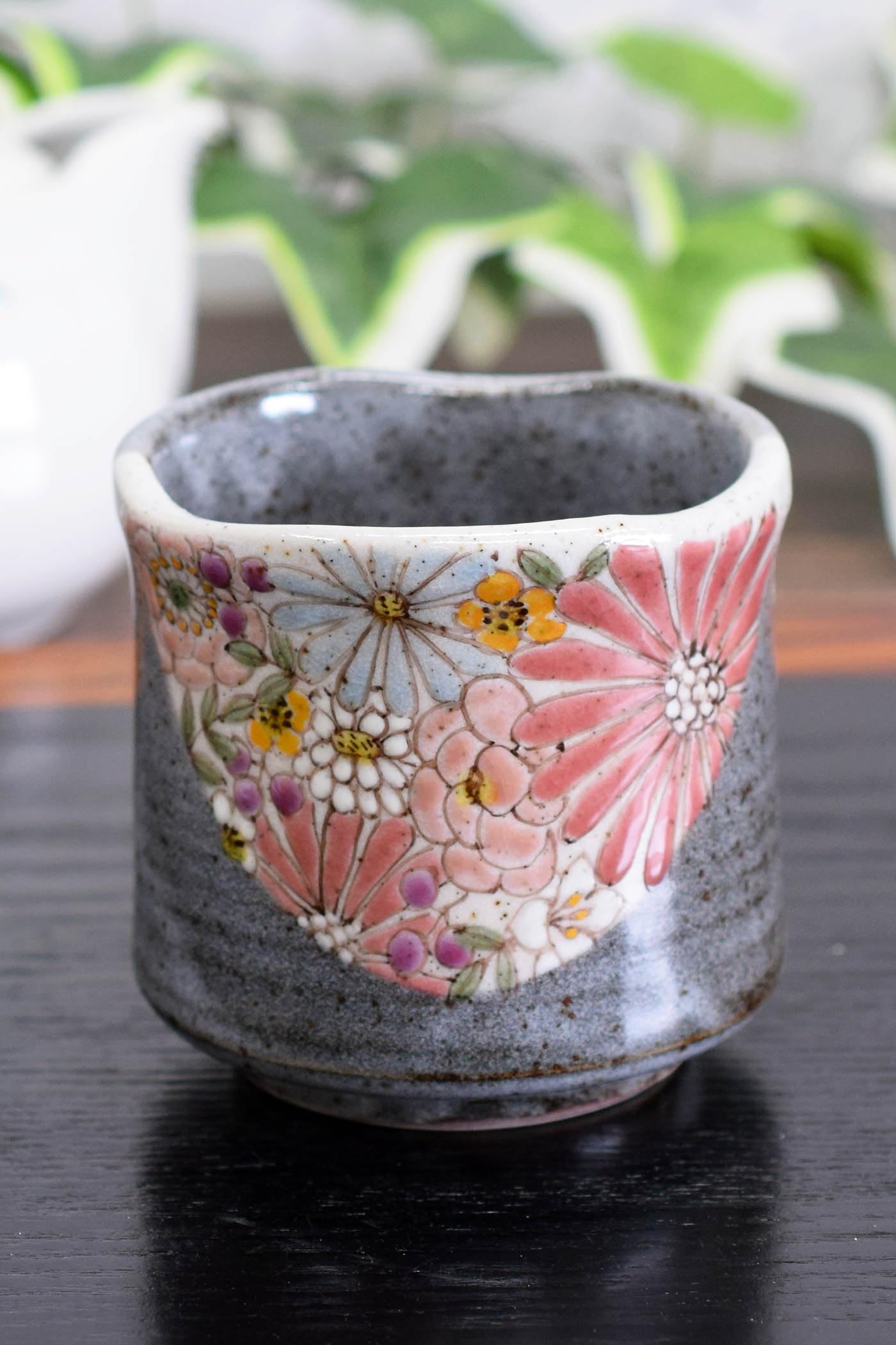 

Stylish Kutani ware Hanazumi from Waza no A great gift for and 88th teacup, red, Kura. birthdays, 60th, 70th, 77th, 80th, birthdays. серый