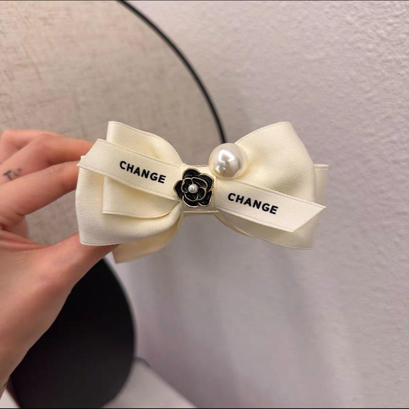 

Роскошный зажим для волос с бантом из жемчуга камелии