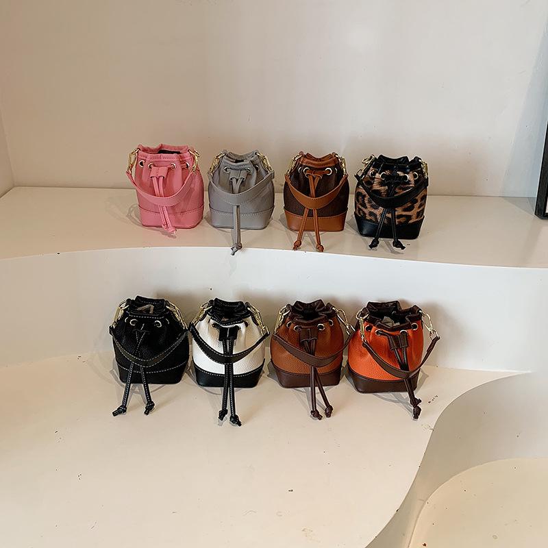 Este ano, a bolsa popular feminina 2025 nova versão coreana da moda bolsa de ombro com estampa de leopardo bolsa mensageiro portátil mini bolsa balde