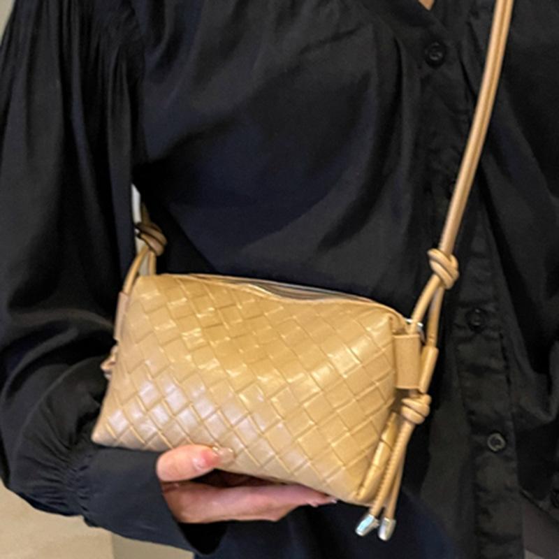 New popular simple shoulder bag niche design sense woven bag women's fashion shopping commuter messenger bag