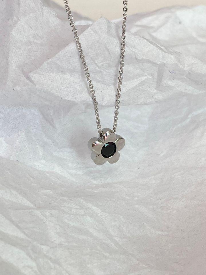 Su Chuang S925 Sterling Silver Black Diamond Plum Blossom Necklace for Women, Elegant Light Luxury Versatile Clavicle Chain