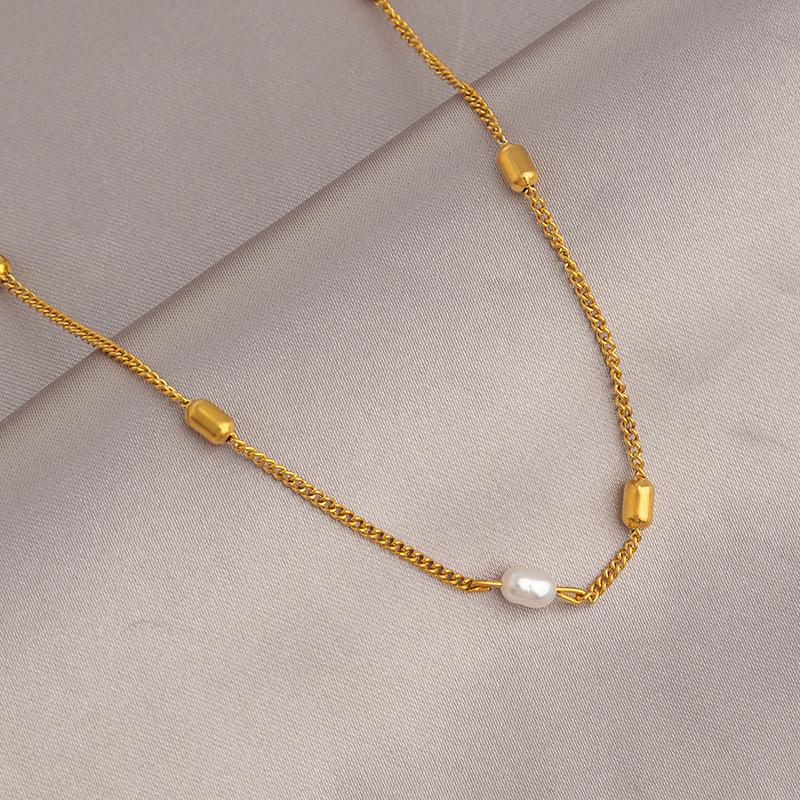 Women's Light Luxury Gold Titanium Steel Necklace - Non-fading, Versatile, High-end Fashion Clavicle Chain Choker.