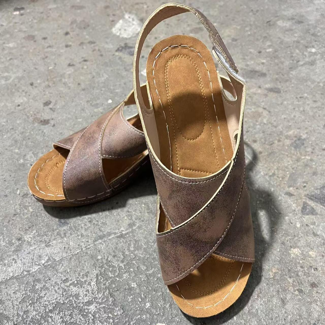 Женские босоножки на танкетке контрастного цвета туфли с открытой пяткой на мягкой подошве удобные уличные летние сандалии 38 кофейный 1509₽