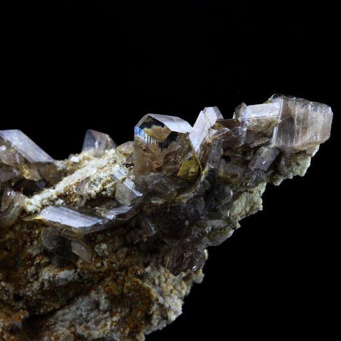 Pierres et Minéraux. Axinite. 80.5 ct. La Balme d'Auris, Bourg d'Oisans, Isère, France..