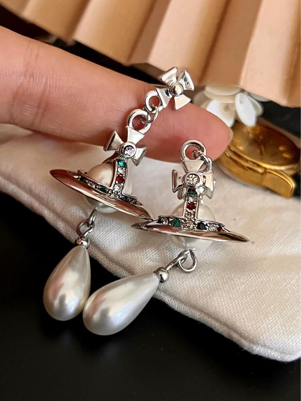 

Серьги Вдовствующей Императрицы Сатурн: Золото и серебро с бриллиантами, жемчугом и акцентами в виде капель воды для женщин