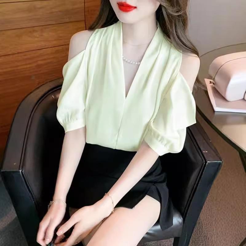 Chic Off-Shoulder V-Neck Short-Sleeve Top - Stylish & Trendy Summer Essential