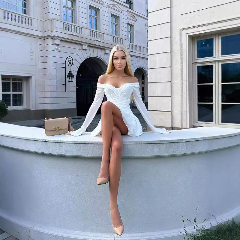 Abito da donna alla moda monospalla svasato a maniche lunghe snellente plissettato a trapezio corto