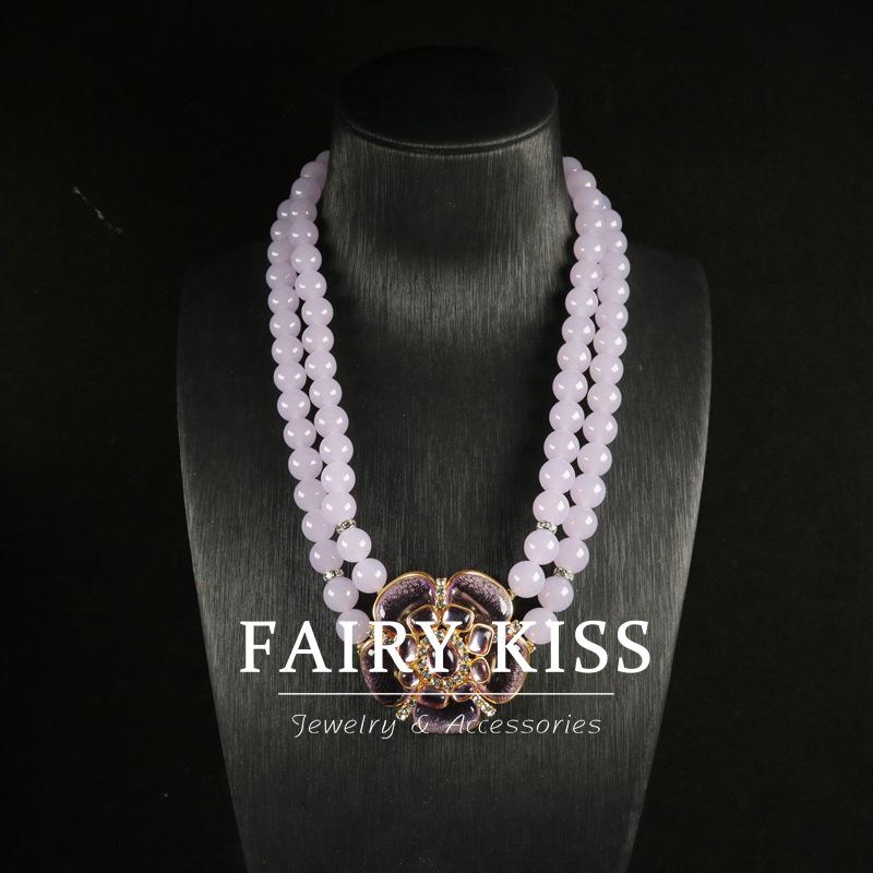 Gebrauchtes lila Schmuckset mit Pfirsichblüten-Motiv, zweilagig: Halskette und Ohrstecker aus 925er Silber im exquisiten Hofstil.